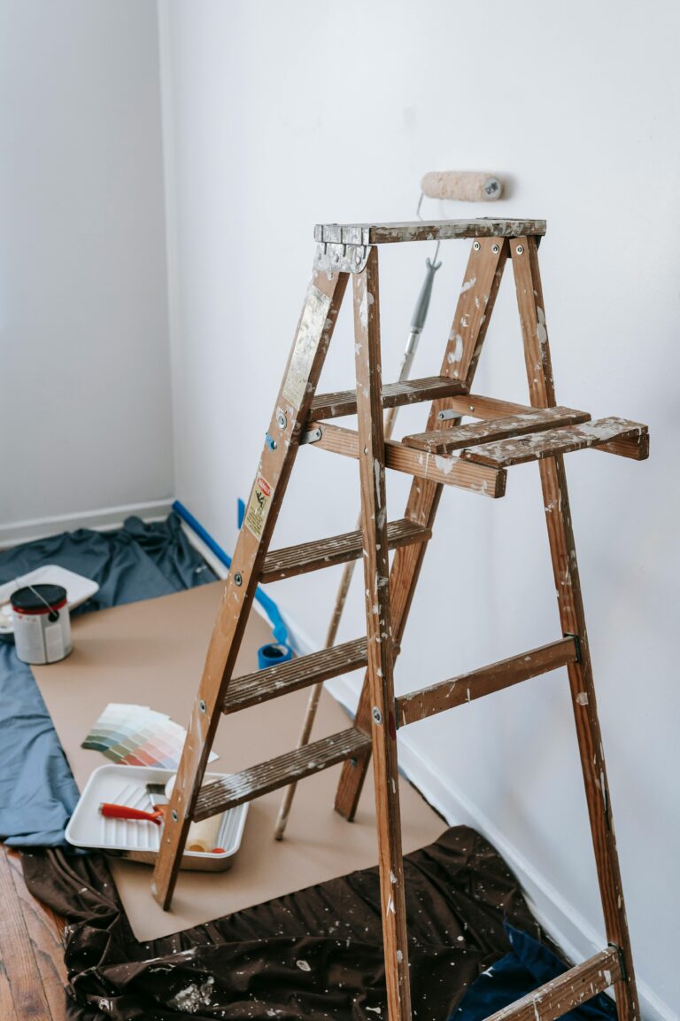 Escalera y pintura con una pared blanca