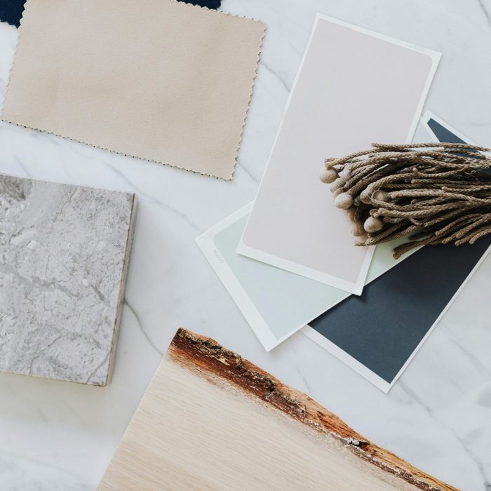 Losa y diferentes artículos en un suelo